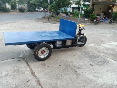 Xe điện ba bánh chở ván ép