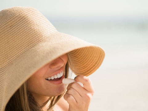 Biện pháp làm dịu môi bị cháy nắng ngày hè hiệu quả nhất