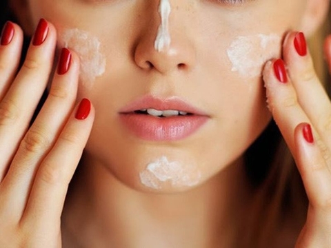 Da khô nhạy cảm nên dùng kem dưỡng ẩm nào?