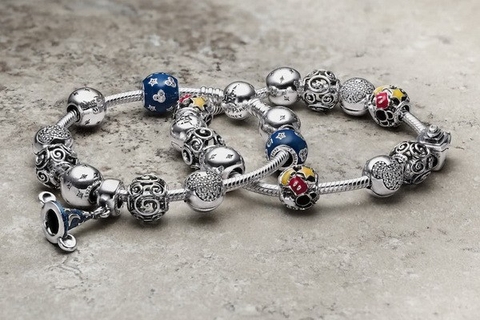 5 thương hiệu trang sức với chiếc vòng charm quyến rũ nhất