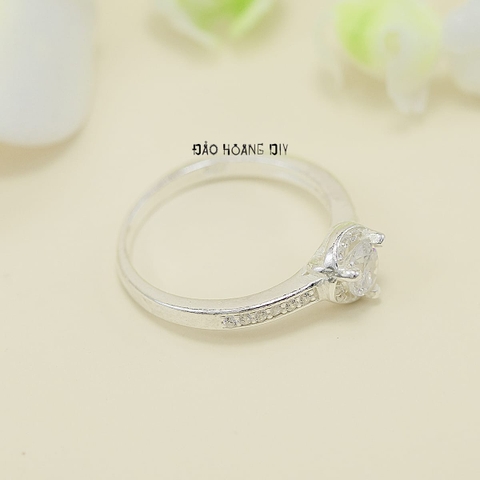 Nhẫn Bạc Nữ Kiểu Tròn Đá 4 Ly Tinh Tế N2412110023