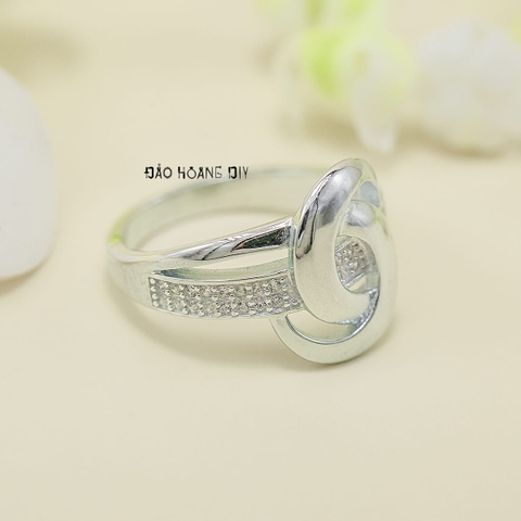 Nhẫn Bạc Nữ Kiểu Trơn Đính Dải Đá Tinh Tế N2412110020