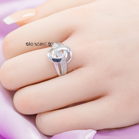Nhẫn Bạc Nữ Kiểu Trơn Đính Dải Đá Tinh Tế N2412110020