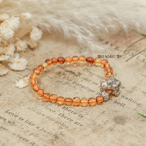 Vòng Hổ Phách Charm Cún Xinh V2409160013