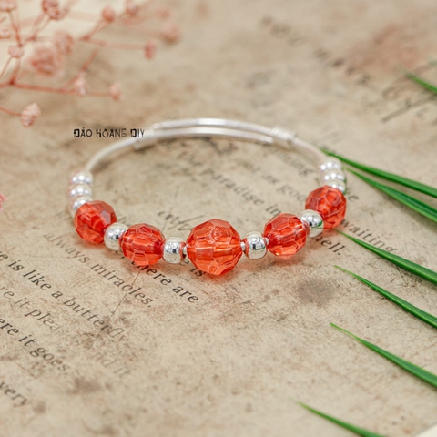 Vòng tay trẻ em charm cầu bạc và cầu nhựa màu đỏ V2409110019