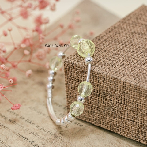 Vòng tay trẻ em charm hình cầu bạc và cườm nhựa màu vàng đan xen V2409110017