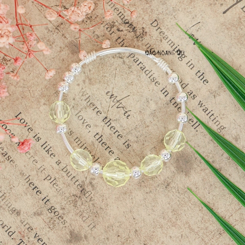 Vòng tay trẻ em charm hình cầu bạc và cườm nhựa màu vàng đan xen V2409110017