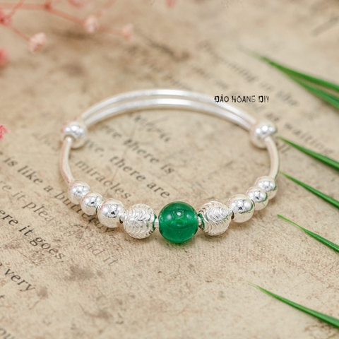 Vòng tay trẻ em charm cầu bạc và đá màu xanh lá cây V2409110029