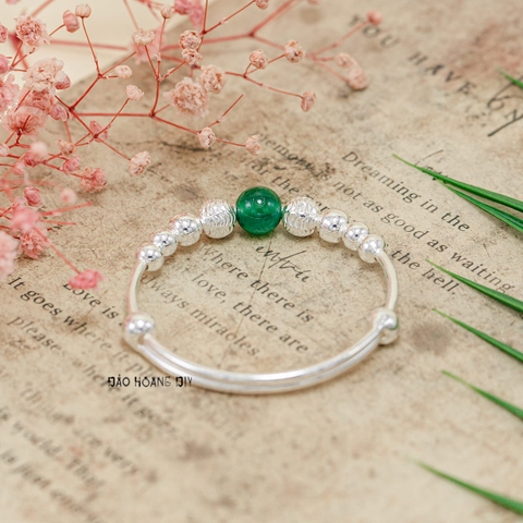 Vòng tay trẻ em charm cầu bạc và đá màu xanh lá cây V2409110029
