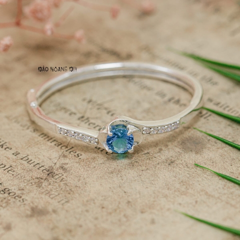 Vòng tay bé gái mặt vòng hình hoa nhuỵ đính ngọc xanh da trời V2409110004