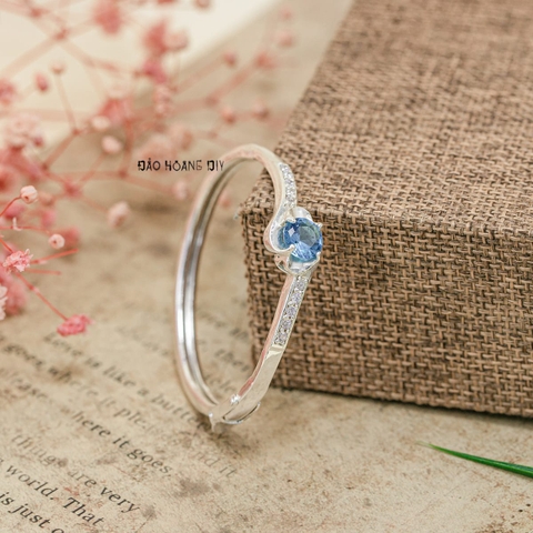 Vòng tay bé gái mặt vòng hình hoa nhuỵ đính ngọc xanh da trời V2409110004