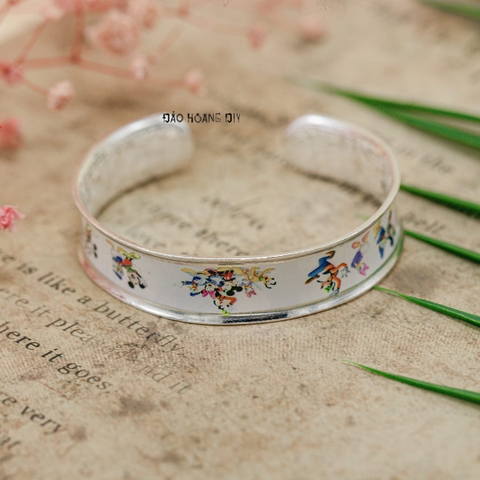 Vòng tay bé gái bản to hoạ tiết các nhân vật hoạt hình V2409110012