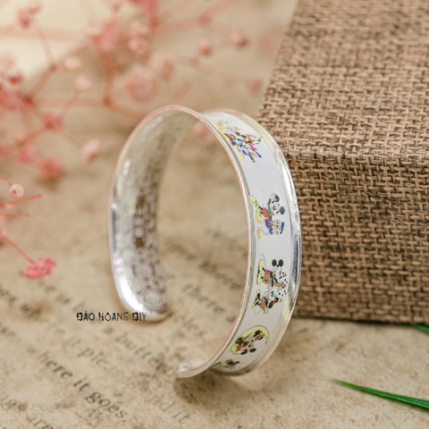 Vòng tay bé gái bản to hoạ tiết các nhân vật hoạt hình V2409110012