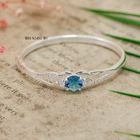 Vòng tay bé gái Mặt vòng hình 2 trái tim được gắn kết với nhau bởi viên đá xanh da trời V2409110005