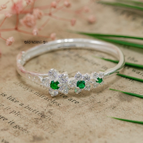 Vòng tay trẻ em mặt vòng hình 3 bông hoa đính đá nhuỵ hoa đính đá xanh lá V2409110007
