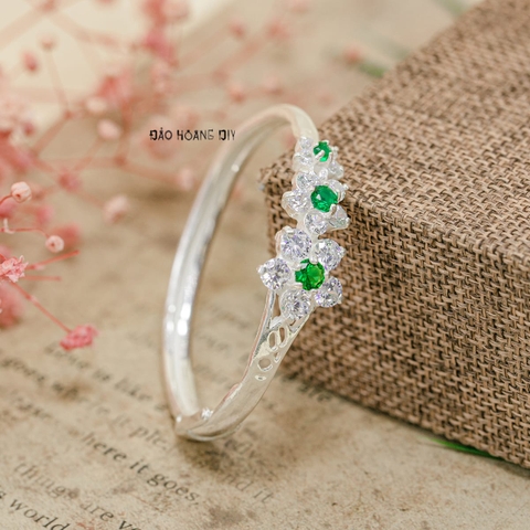 Vòng tay trẻ em mặt vòng hình 3 bông hoa đính đá nhuỵ hoa đính đá xanh lá V2409110007