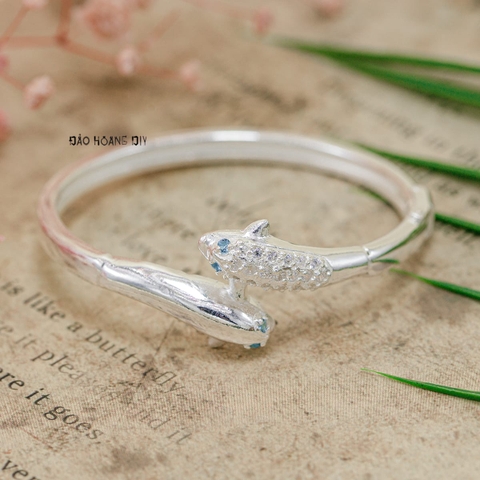 Vòng tay bé gái hình cá heo mắt đính đá xanh da trời V2409110008