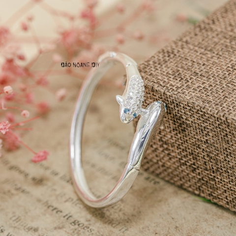 Vòng tay bé gái hình cá heo mắt đính đá xanh da trời V2409110008