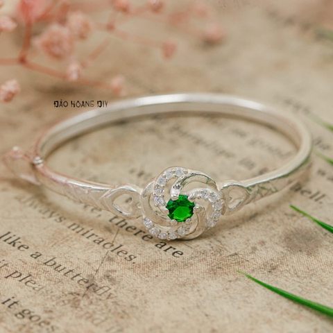Vòng tay bé gái mặt vòng hình hoa cánh xoáy tâm đính đá xanh lá V2409110006
