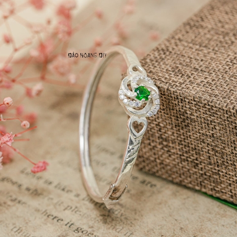 Vòng tay bé gái mặt vòng hình hoa cánh xoáy tâm đính đá xanh lá V2409110006