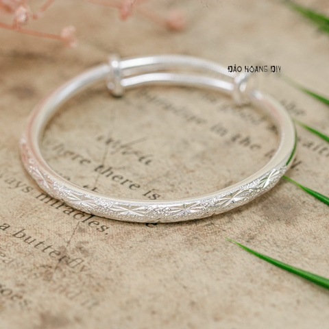 Vòng tay trẻ em mặt vòng khắc hoạ tiết tiêu điểm V2409110023