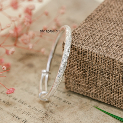 Vòng tay trẻ em mặt vòng khắc hoạ tiết tiêu điểm V2409110023