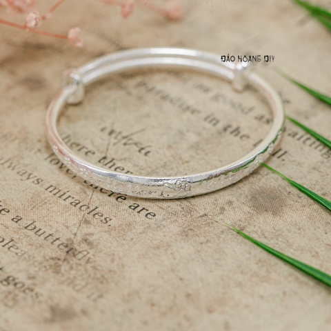 Vòng tay bé gái mặt vòng khắc hello kitty và các hoa nhỏ V2409110024