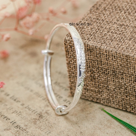 Vòng tay bé gái mặt vòng khắc hello kitty và các hoa nhỏ V2409110024