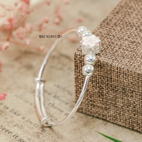 Vòng tay trẻ em charm hoa cánh màu trắng hồng V2409110013