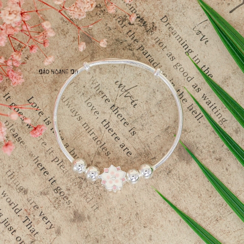 Vòng tay trẻ em charm hoa cánh màu trắng hồng V2409110013