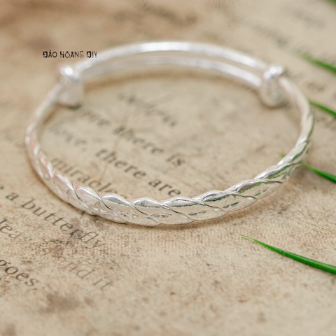 Vòng tay trẻ em bản dẹt hoa tiết xoắn thừng khắc tiêu điểm V2409110015