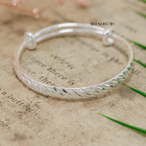 Vòng tay bạc trẻ em bản dẹt mặt vòng hoạ tiết phay chéo V2409110016