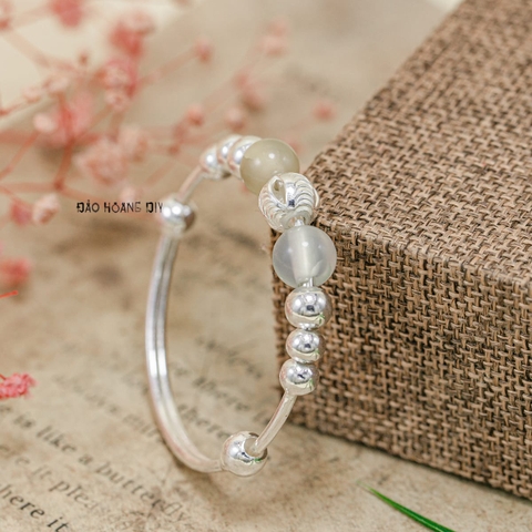 Vòng tay trẻ em charm cầu bạc và hạt nhựa màu trắng đục V2409110018
