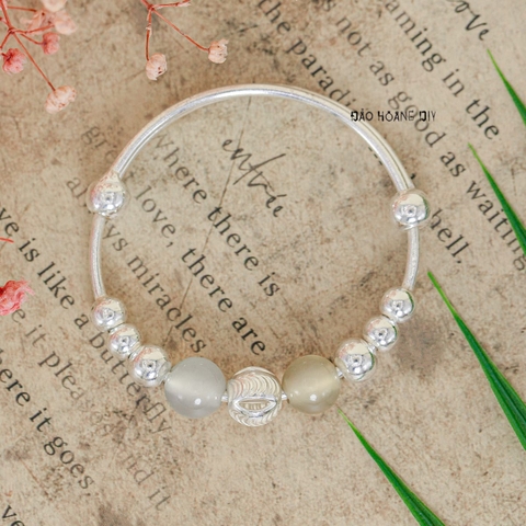 Vòng tay trẻ em charm cầu bạc và hạt nhựa màu trắng đục V2409110018