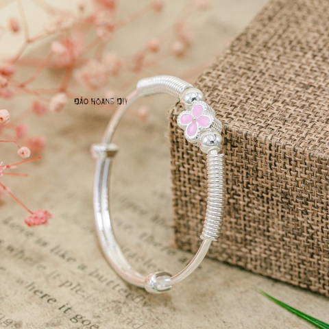Vòng tay bé gái charm hoa 4 cánh hồng kết hợp charm xoắn ốc 2 bên V2409110028