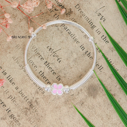Vòng tay bé gái charm hoa 4 cánh hồng kết hợp charm xoắn ốc 2 bên V2409110028