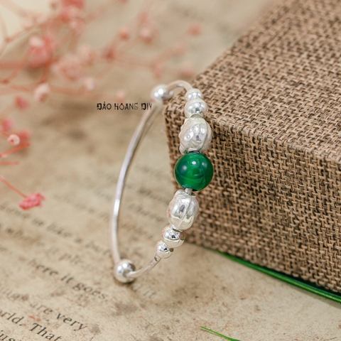 Vòng tay trẻ em charm mèo hello kitty, cầu bạc và charm cầu đá xanh lá cây V2409110035