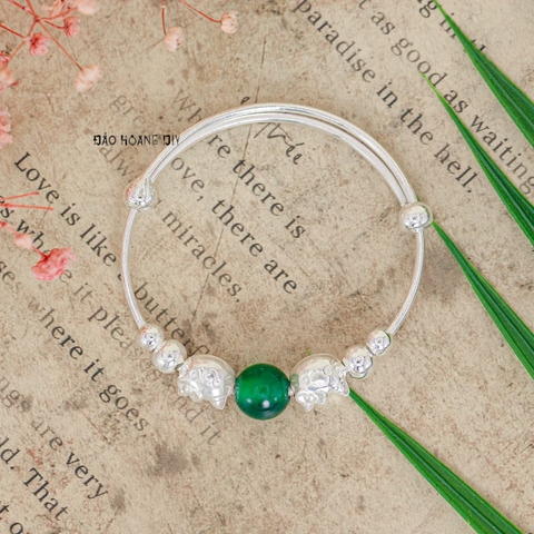 Vòng tay trẻ em charm mèo hello kitty, cầu bạc và charm cầu đá xanh lá cây V2409110035