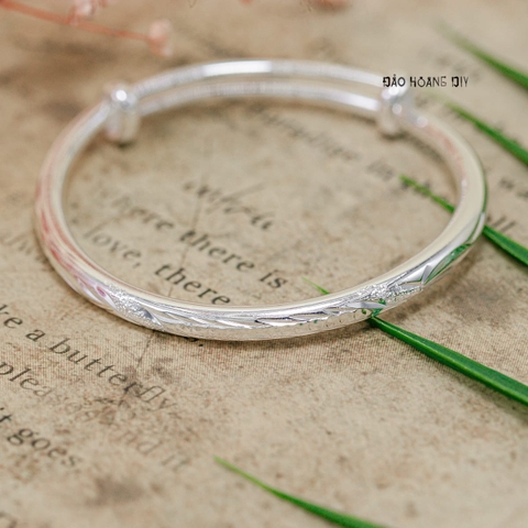 Vòng tay bạc trẻ em mặt vòng khắc hoạ tiết V2409110033