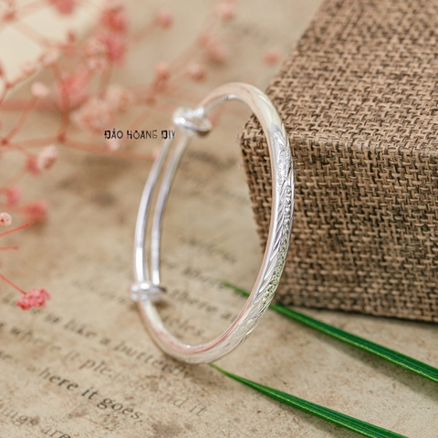 Vòng tay bạc trẻ em mặt vòng khắc hoạ tiết V2409110033