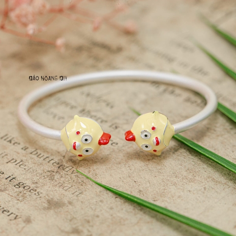 Vòng tay trẻ em mặt vòng hình chú gà con đáng yêu V2409110030