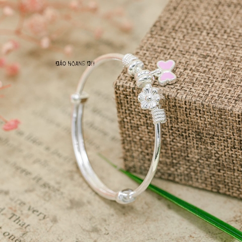 Vòng tay bé gái thiết kế charm nơ hồng xinh xắn V2409110026