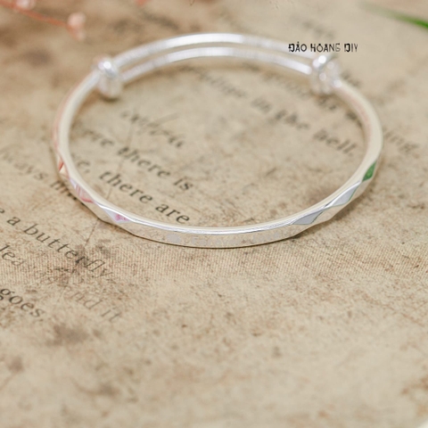 Vòng tay bé gái mặt vòng khắc laser chữ forever love V2409110027