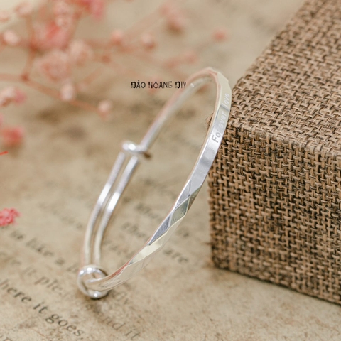 Vòng tay bé gái mặt vòng khắc laser chữ forever love V2409110027