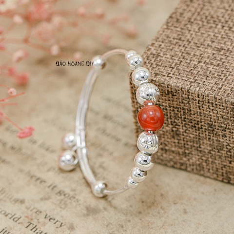 Vòng tay trẻ em charm cầu bạc và đá đỏ có chuông V2409110025
