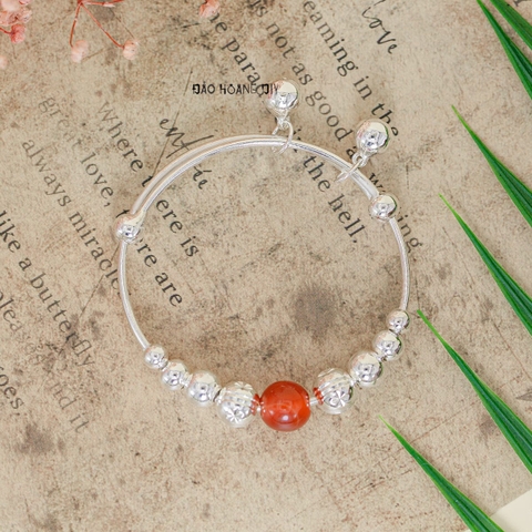 Vòng tay trẻ em charm cầu bạc và đá đỏ có chuông V2409110025