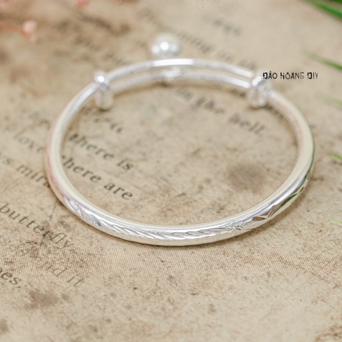 Vòng tay bạc trẻ em mặt vòng khắc hoạ tiết có chuông V2409110034