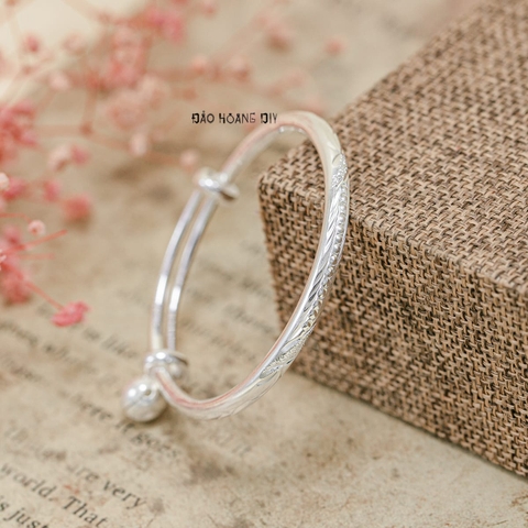 Vòng tay bạc trẻ em mặt vòng khắc hoạ tiết có chuông V2409110034