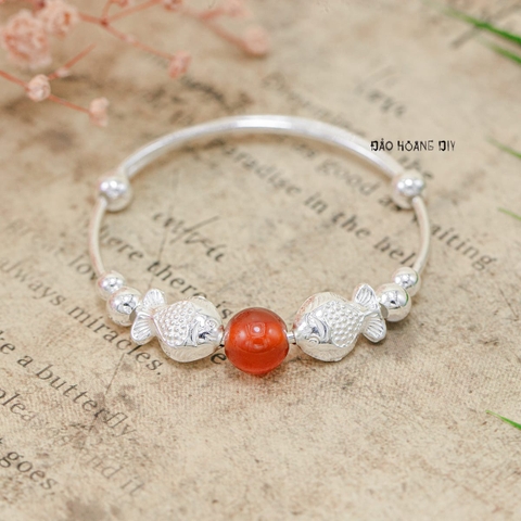 Vòng tay trẻ em charm cá và cầu bạc kết hợp charm cầu đỏ V2409110020