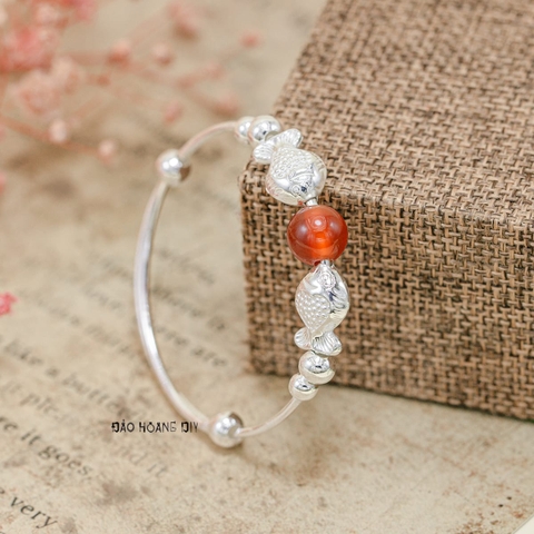 Vòng tay trẻ em charm cá và cầu bạc kết hợp charm cầu đỏ V2409110020